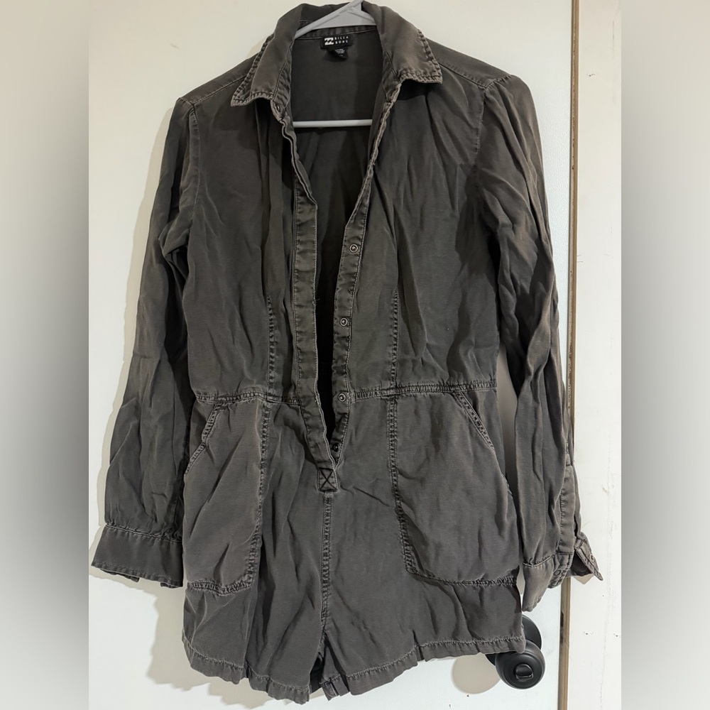 Black BillaBong collar button up jumpsuit (60% cotton, 40% viscose)